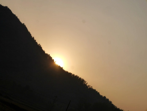 大山里的日出