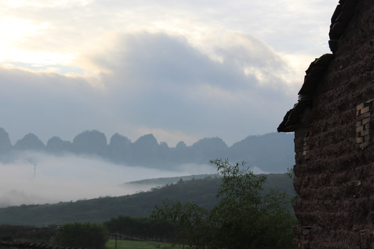 乡村的早晨 白雾 穿岩