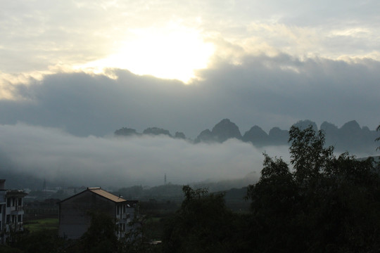 早晨的乡村 白雾带 穿岩