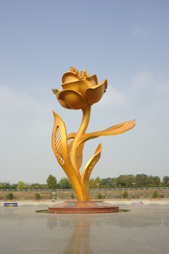 金色玫瑰雕塑