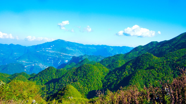 连绵起伏 青山