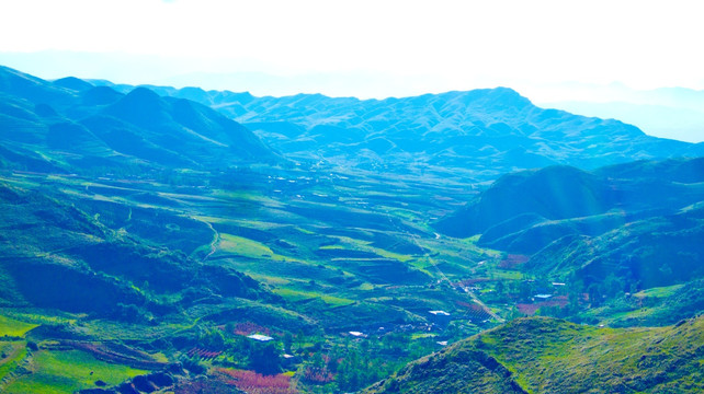 丘陵 山村