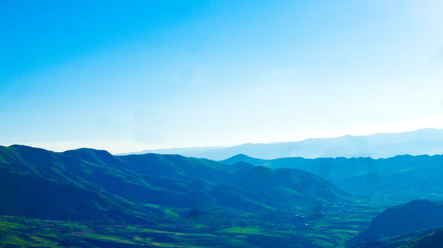 崇山峻岭