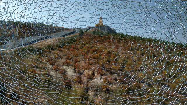 碎玻璃透过的山景