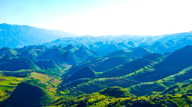 山峦绵延 山陵