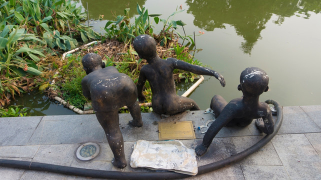 儿童戏水雕塑