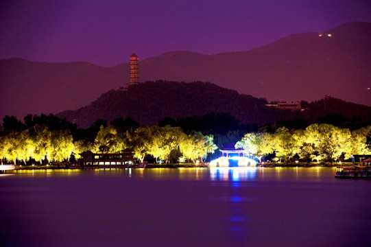 北京颐和园昆明湖夜色