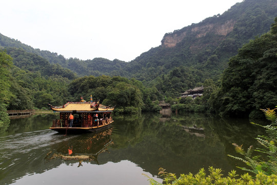 四川都江堰青城山月城湖渡船游船