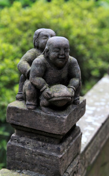 青城山石雕男孩女孩坐青蛙柱石栏
