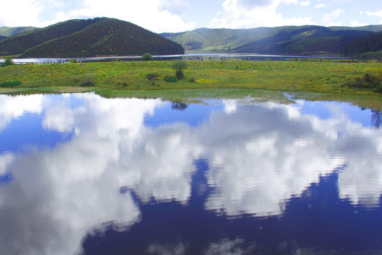 香格里拉普达措国家公园属都湖
