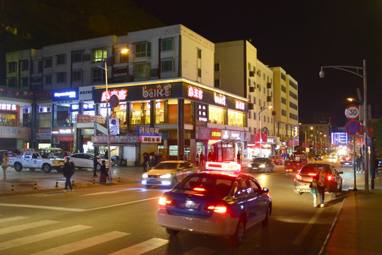 汶川县城夜景 街道街景