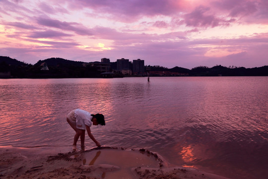 浪花拾贝的小孩