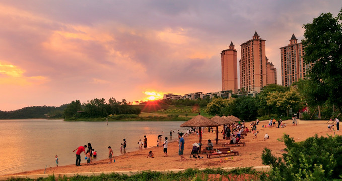 夕阳下的沙滩