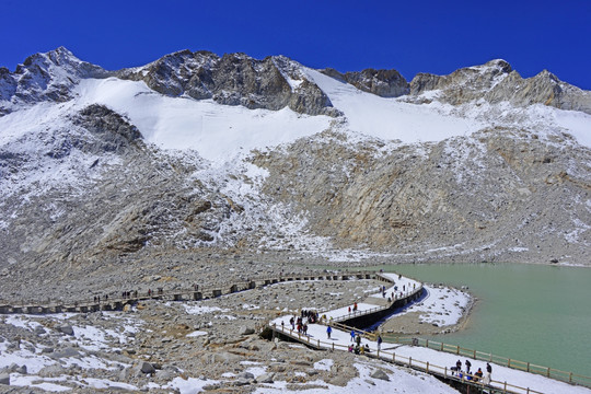 达古冰川及冰碛湖 观景栈道游客
