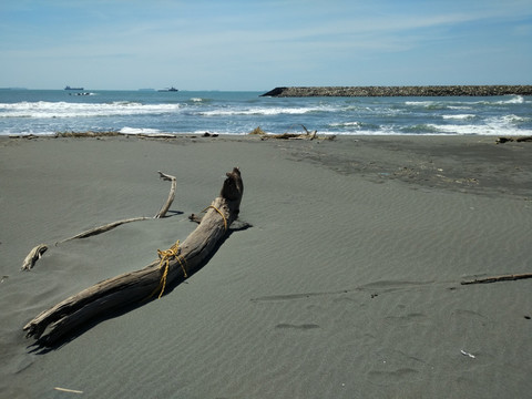 黑沙滩海浪