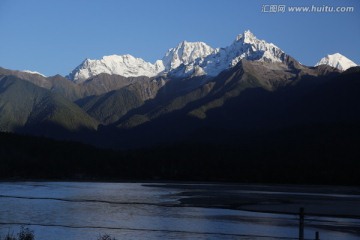 雪山 河流