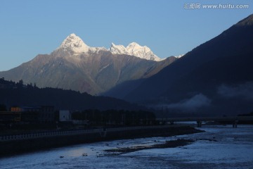 雪山 河流