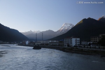 雪山河流