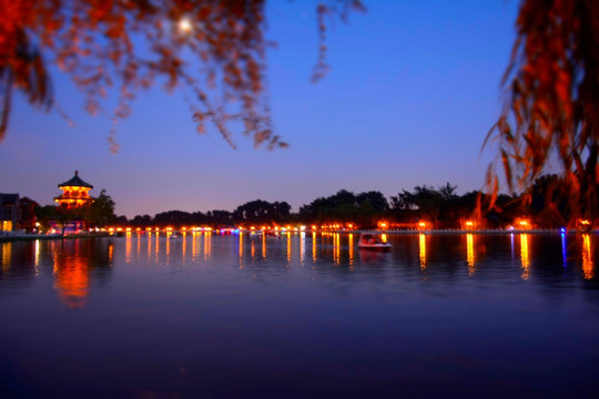 树影婆娑什刹海夜景