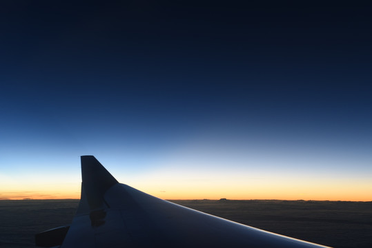 飞机上看朝阳