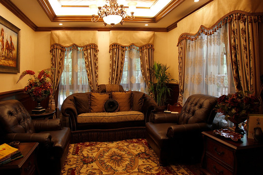 客厅沙发及豪华窗帘装饰