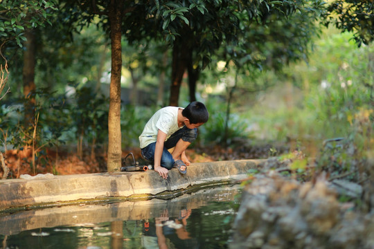 小孩玩水