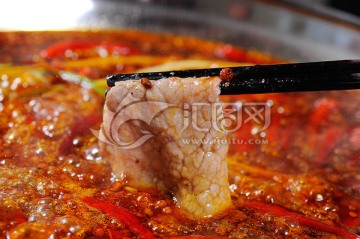 火锅涮烫中的嫩牛肉