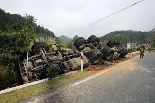 交通事故 事故现场 翻车