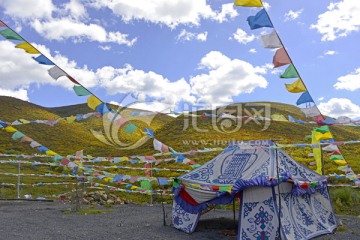 若尔盖草原 藏民牧场经幡