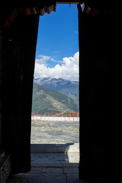 昌列寺 帷幔 远山