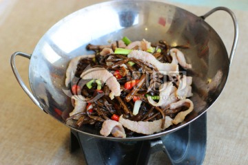 干锅松板肉树菇