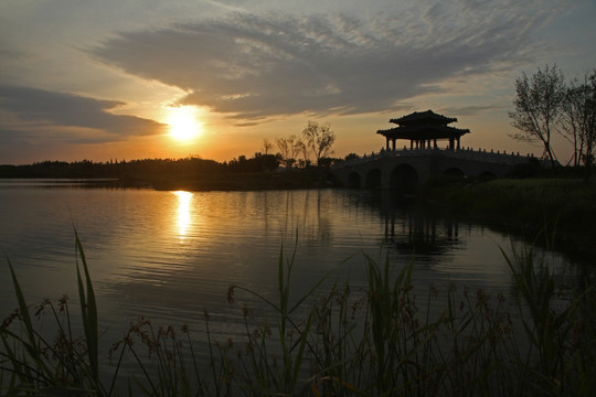 夕阳湖泊