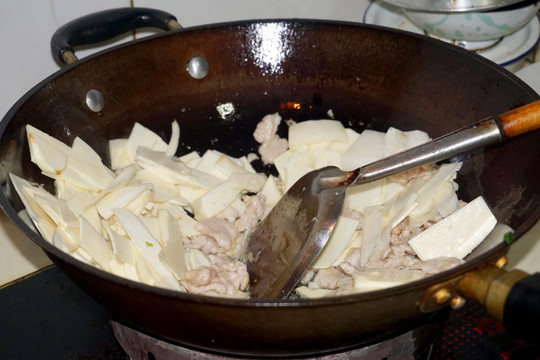 家庭烹饪 炒家常菜 茭白炒肉片