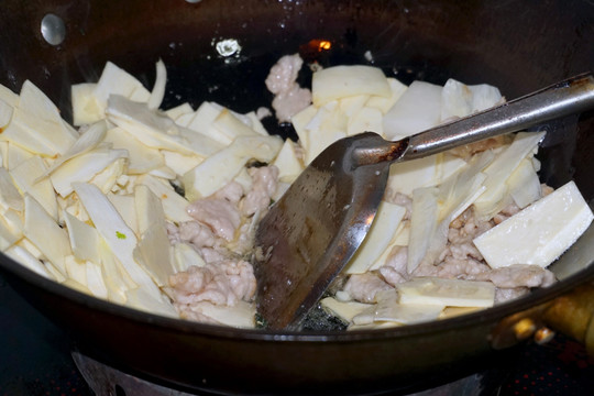 家庭烹饪 炒家常菜 茭白炒肉片