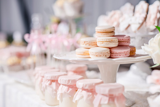 白色粉色系甜品台