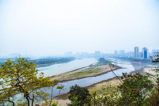 乐山大佛景区远眺城市