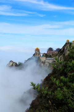 山峦浓雾