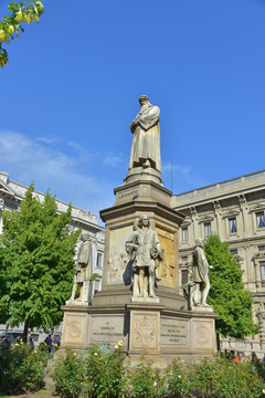 达芬奇雕像