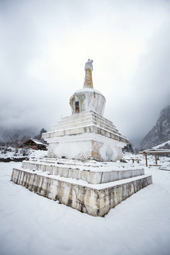 雪中祈祷塔