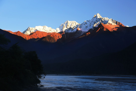 日照金山