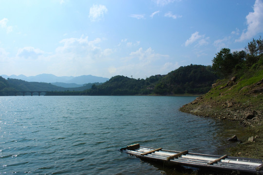 湖光山色 波光粼粼 湖水 竹排