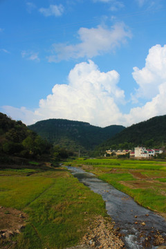 山村小溪 草地河流 蓝天白云