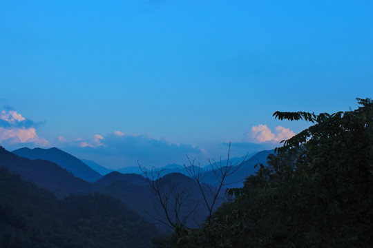 蓝色的山峦 山川 蓝天 树木