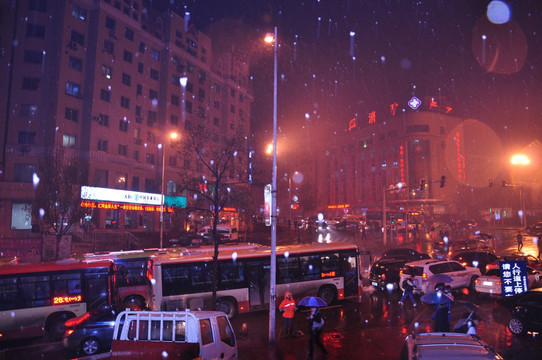 城市夜景 雪花飞舞 流星