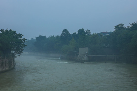 有雾的河面