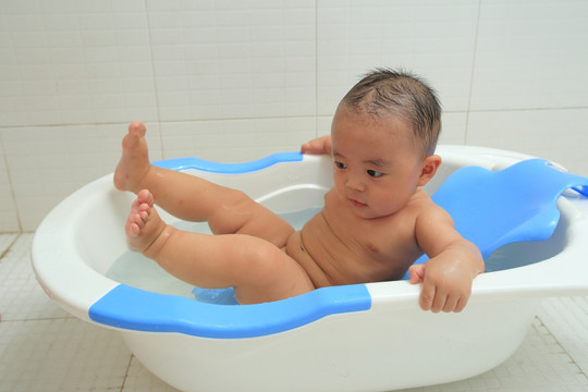 胖胖的婴儿洗澡努力坐起来