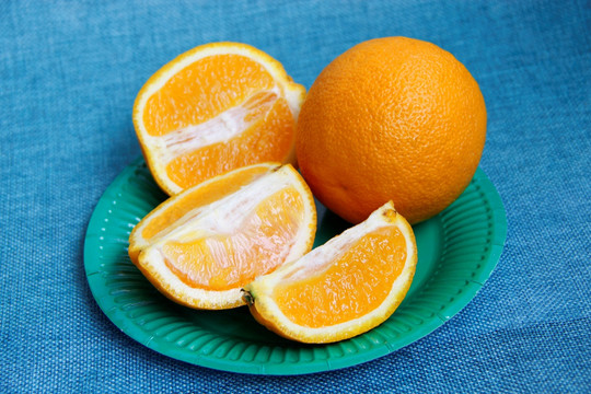 一盘切开鲜橙