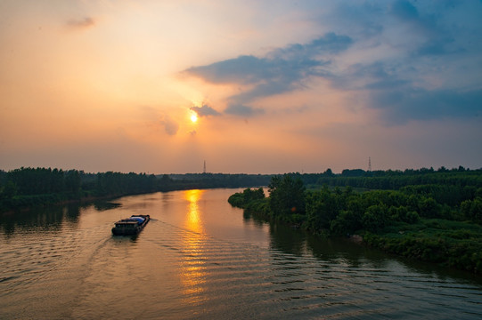 夕阳河流