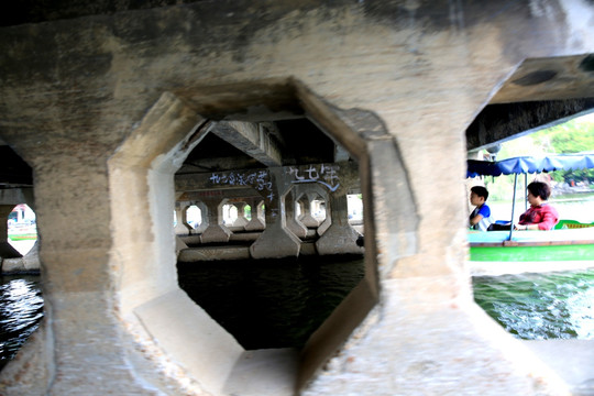 橋墩 橋梁 游船 廊橋