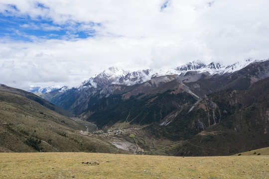 远眺德玛雪山 山谷 藏族村寨